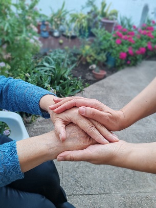 El FOSIS y AIEP impartirán curso gratuito enfocado en cuidado de personas mayores