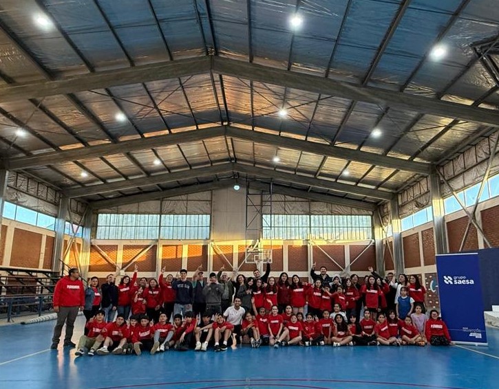 Saesa inaugura junto a miembros del CEB Purranque femenino la iluminación del gimnasio Tomás Burgos