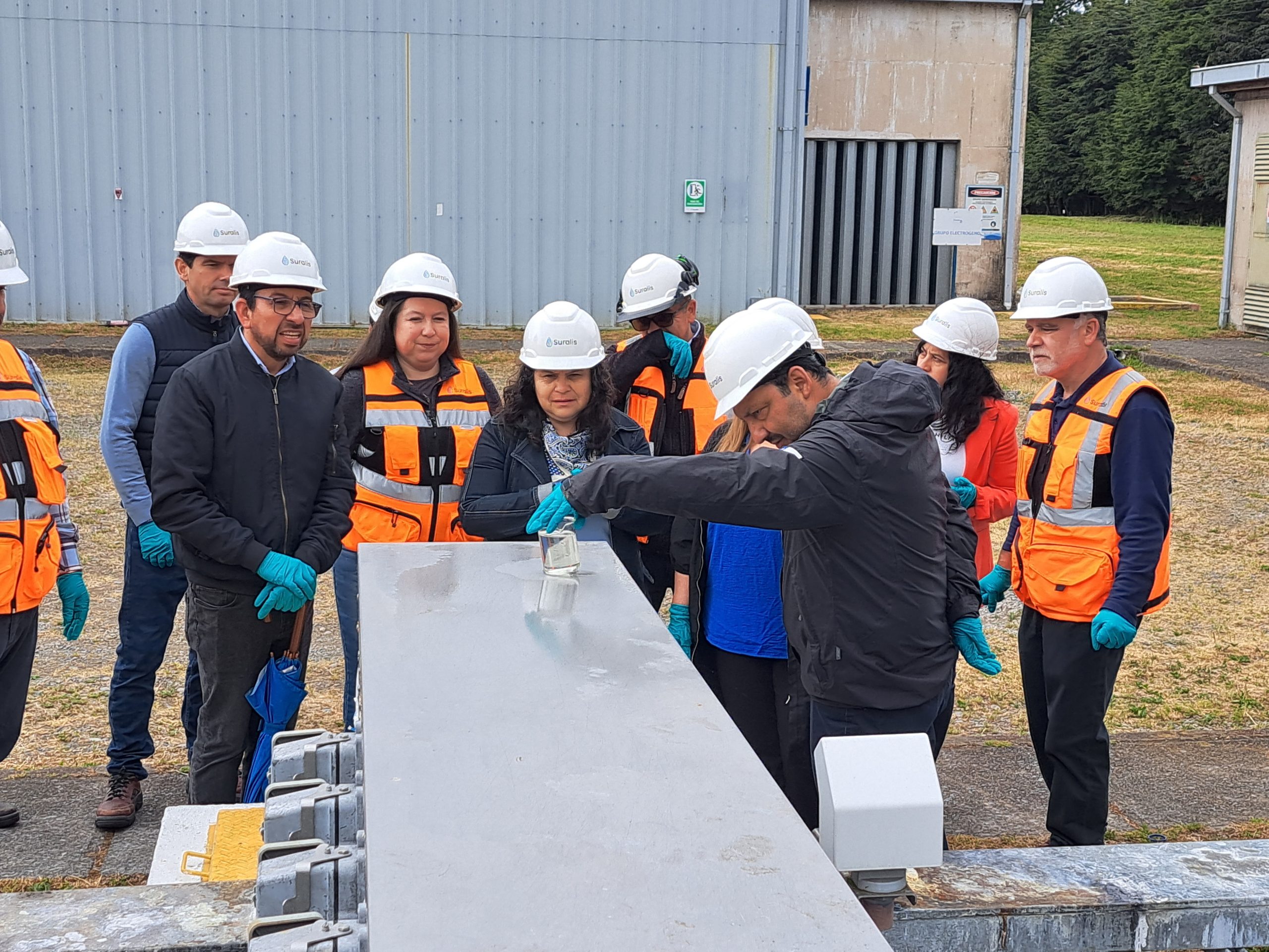 Integrantes de mesa que busca proteger ríos de Osorno conocieronproceso de saneamiento de aguas servidas en planta de Suralis