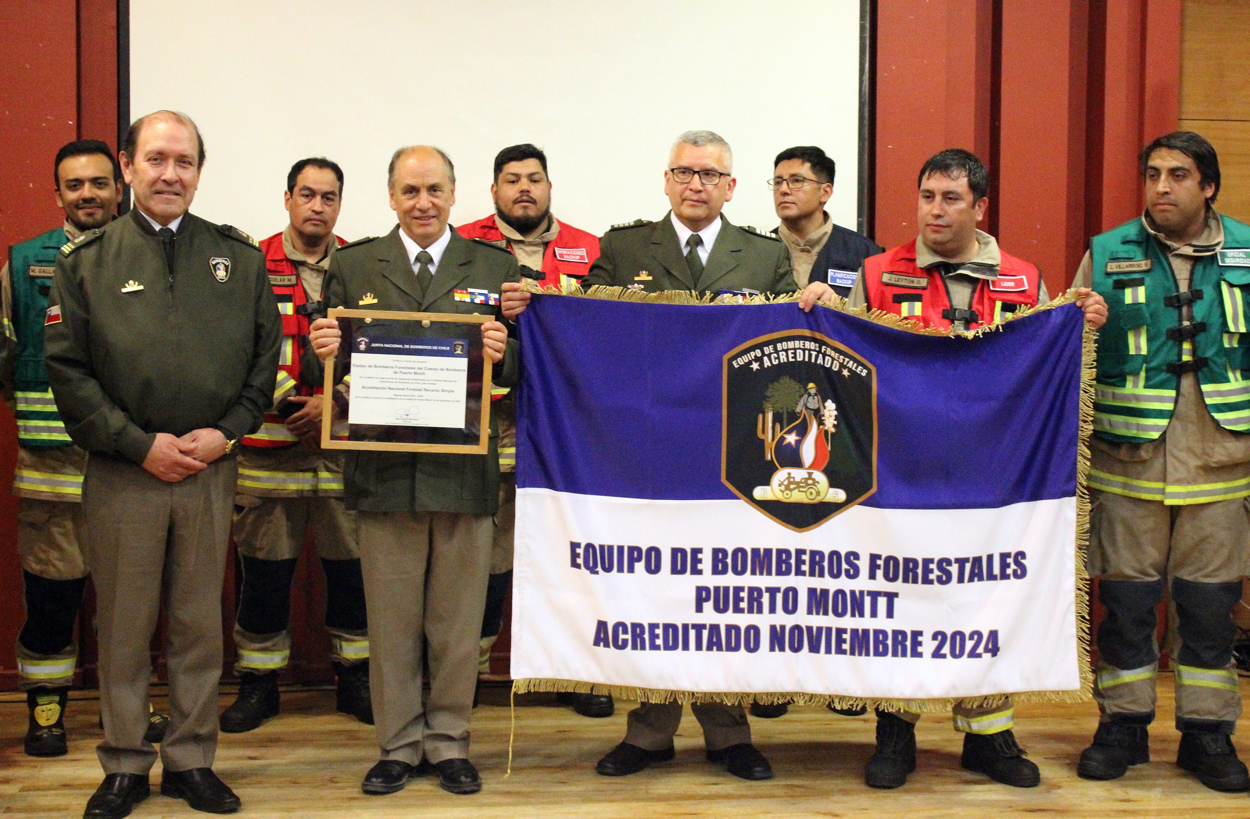 Entregan certificación oficial a equipo especializado en incendios forestales de Bomberos de Puerto Montt