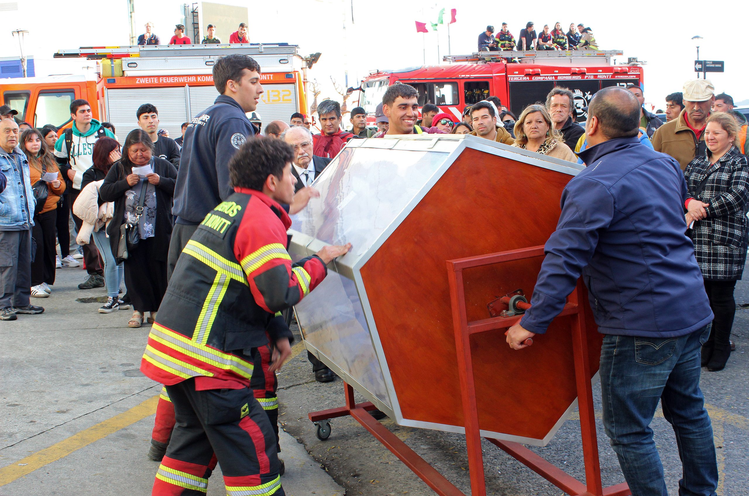 Niños de Puerto Montt y Lago Ranco son los ganadores de los automóviles de la rifa de Bomberos