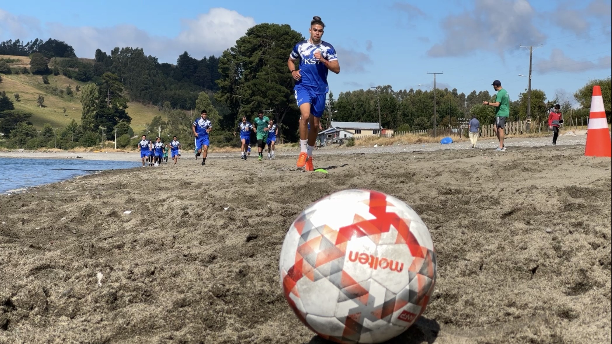 Deportes Puerto Montt entrena en isla Tenglo fusionando deporte y comunidad