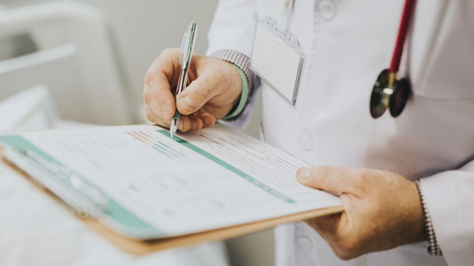 Hualaihué: funcionaria de educación salió 13 veces del país en dos años con licencia médica