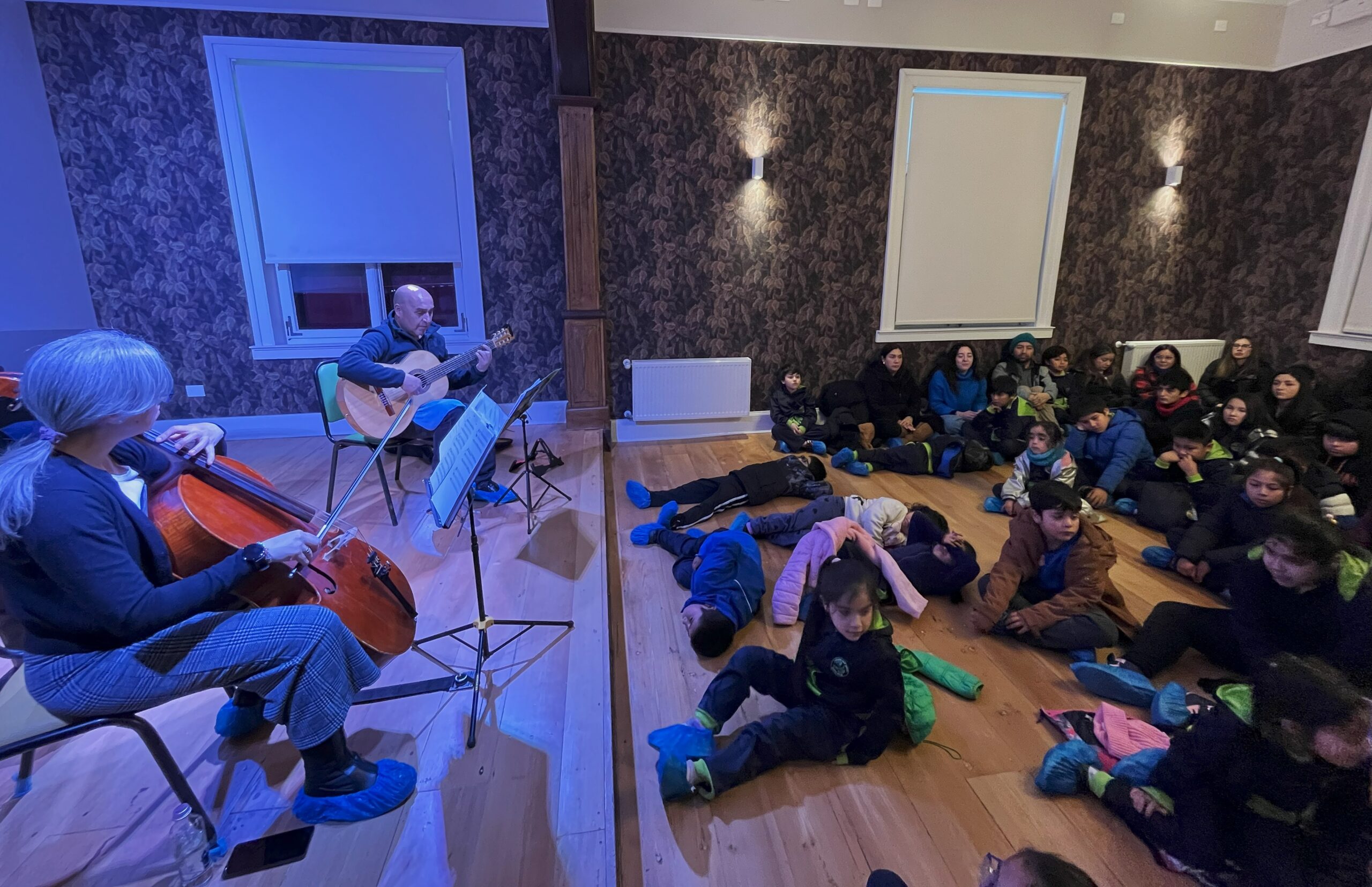 En Casa Pauly, 90 niños y niñas de Isla Tenglo disfrutan Concierto Didáctico de la UACh
