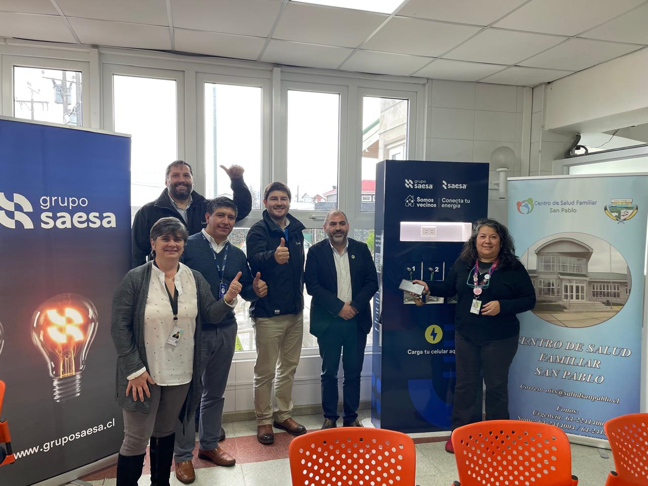 En Cesfam de San Pablo instalaron tótem de carga gratuita para celulares