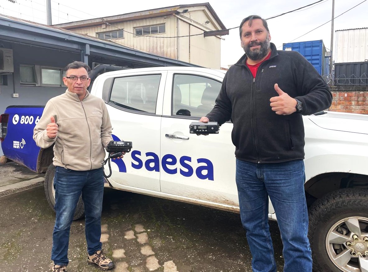 Agrupación de rescate de Puerto Octay recibe radios de comunicación por parte de Saesa