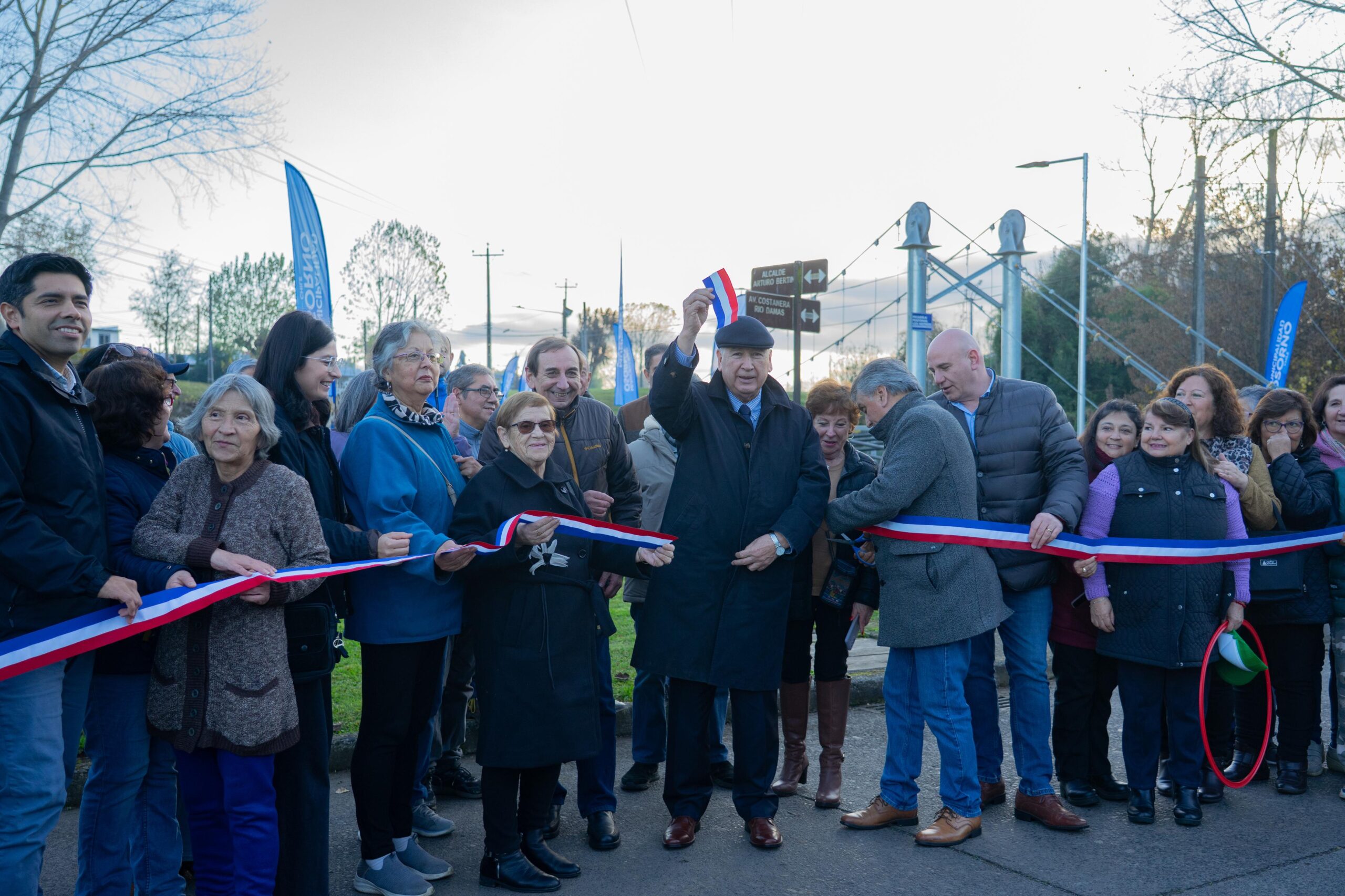 MUNICIPIO DE OSORNO ENTREGÓ A USO PASARELA COLGANTE QUE CONECTA A VECINOS DE VILLA LOS NOTROS