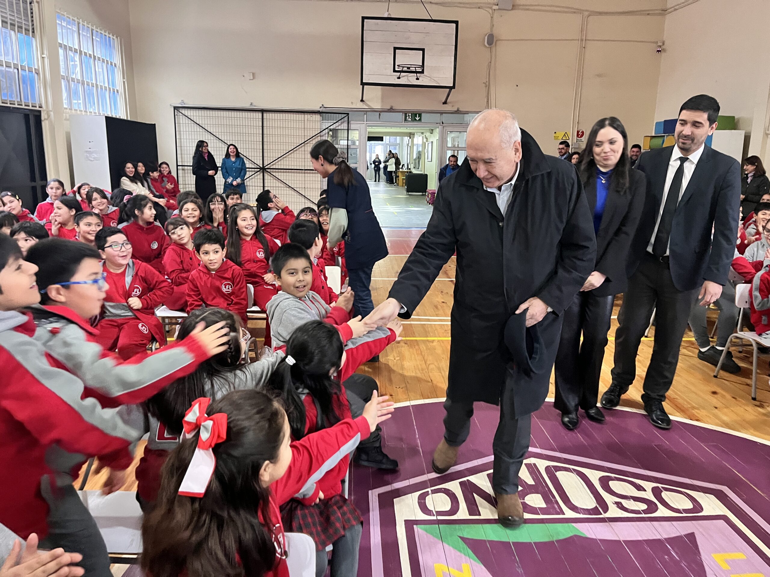 Alcalde Bertin participa en entrega de techumbre que protegerá de la lluvia a apoderados y alumnos de la Escuela Leonila FolchOsorno